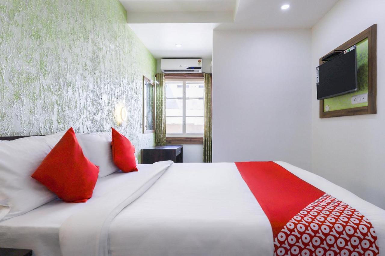 Capital O 71307 Feathers Hotell Kochi Exteriör bild
