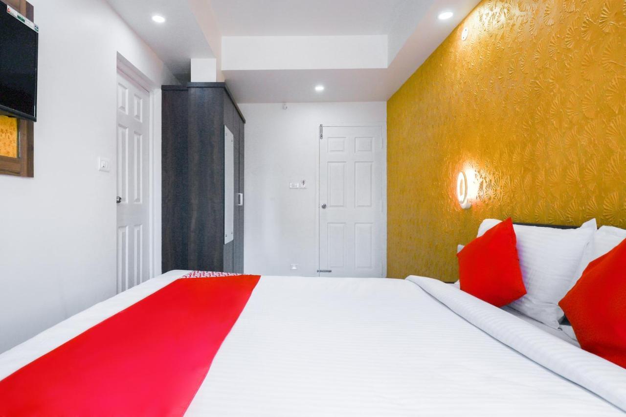 Capital O 71307 Feathers Hotell Kochi Exteriör bild