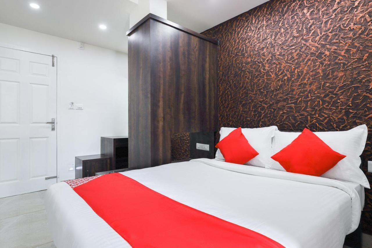Capital O 71307 Feathers Hotell Kochi Exteriör bild